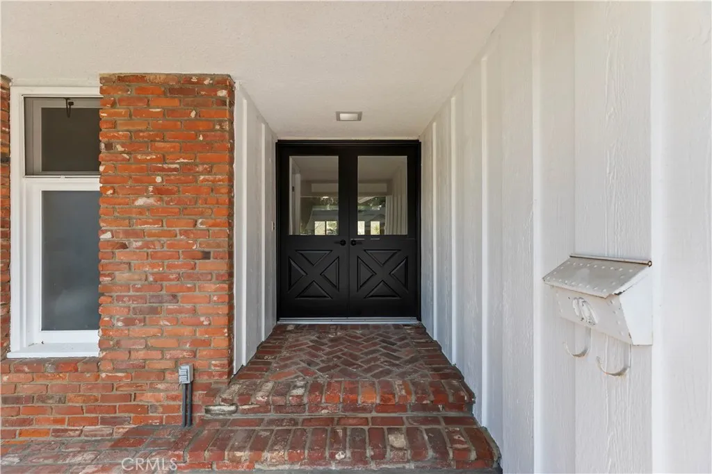 1507 Mariposa Drive, Corona, California 92879 home-pic-4