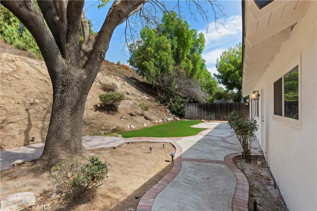 1507 Mariposa Drive, Corona, California 92879 home-pic-28