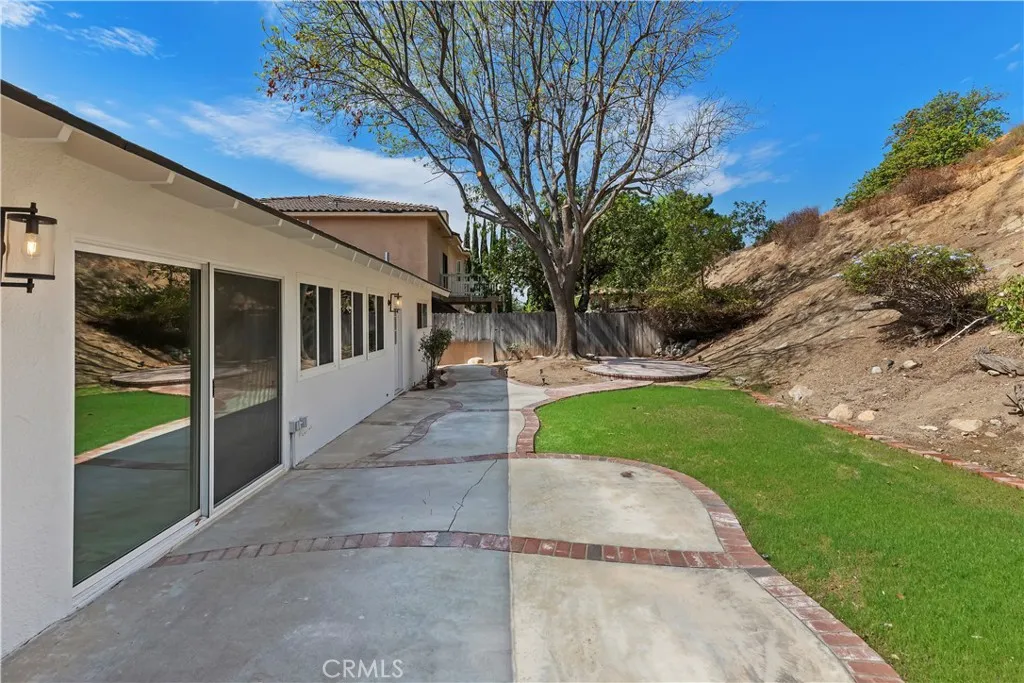 1507 Mariposa Drive, Corona, California 92879 home-pic-27