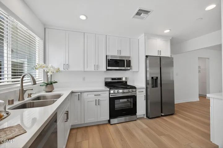 26-web-or-mls-022_UpmarketMedia_3110P-40