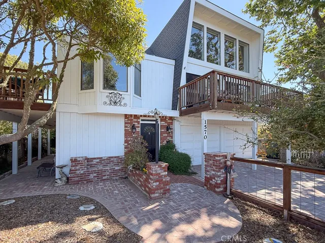 Great fenced in front patio area