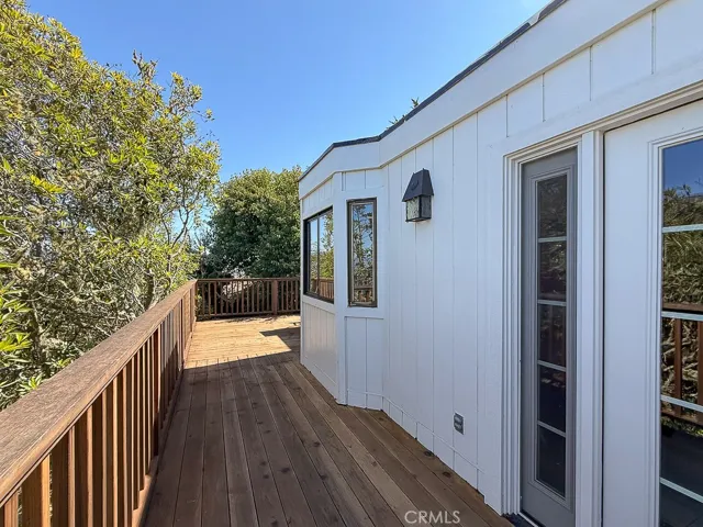 Side Deck that wraps around back of house