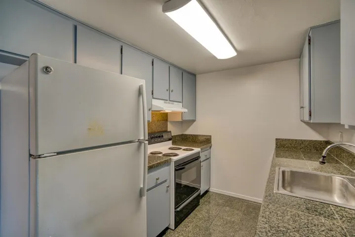 12061208 J Street, Davis, California 95616