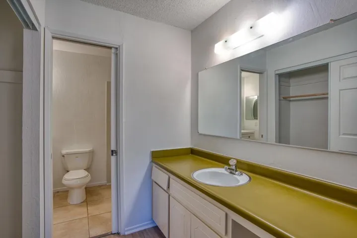 12061208 J Street, Davis, California 95616