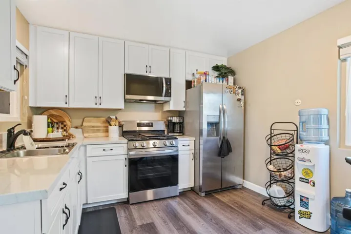 160 Hemlock Ave., Carlsbad, California 92008