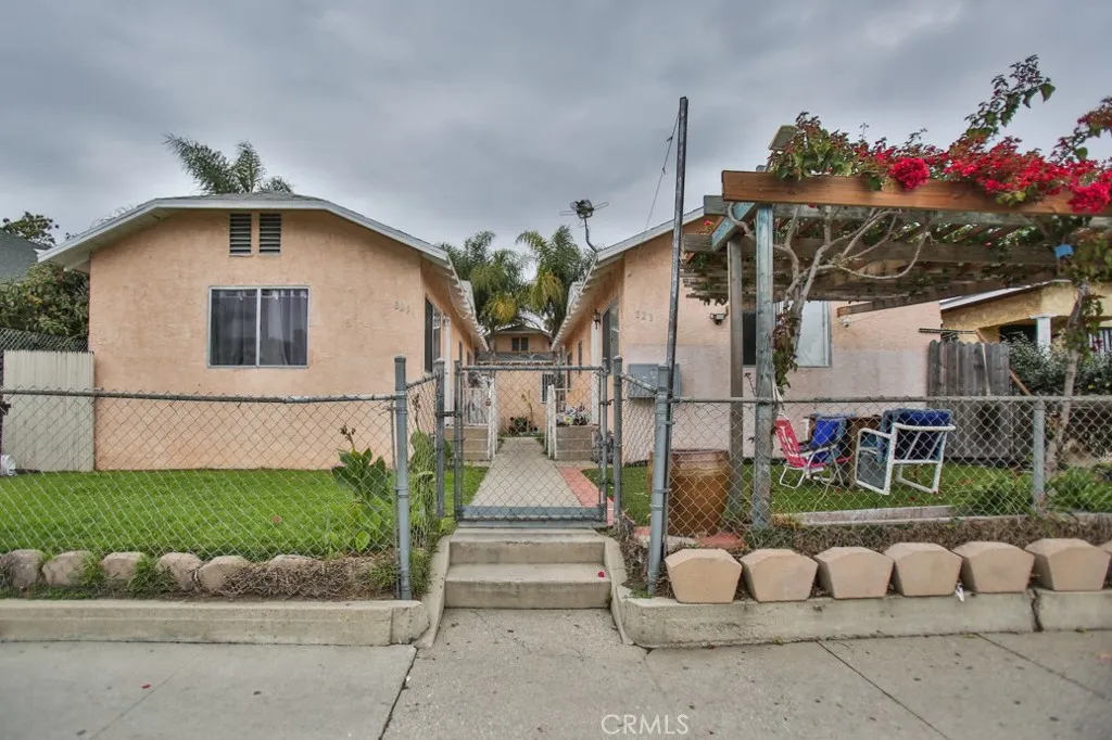 823 W 81st Street, Los Angeles, California 90044 home-pic-1