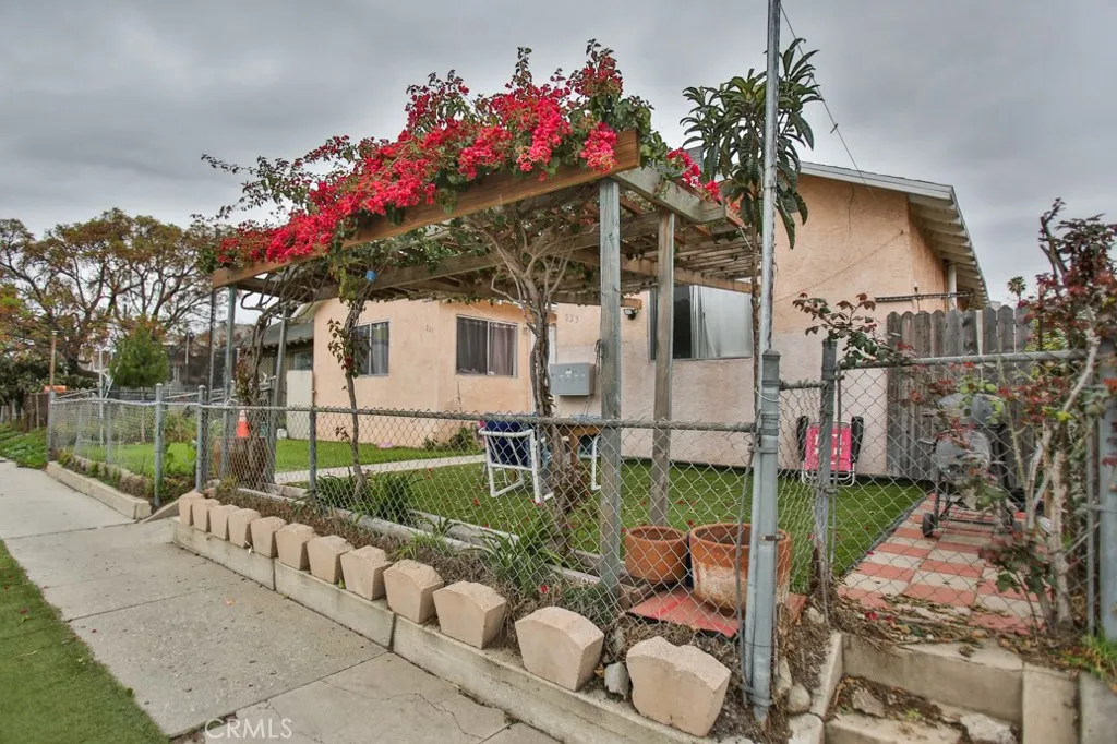 823 W 81st Street, Los Angeles, California 90044 home-pic-0