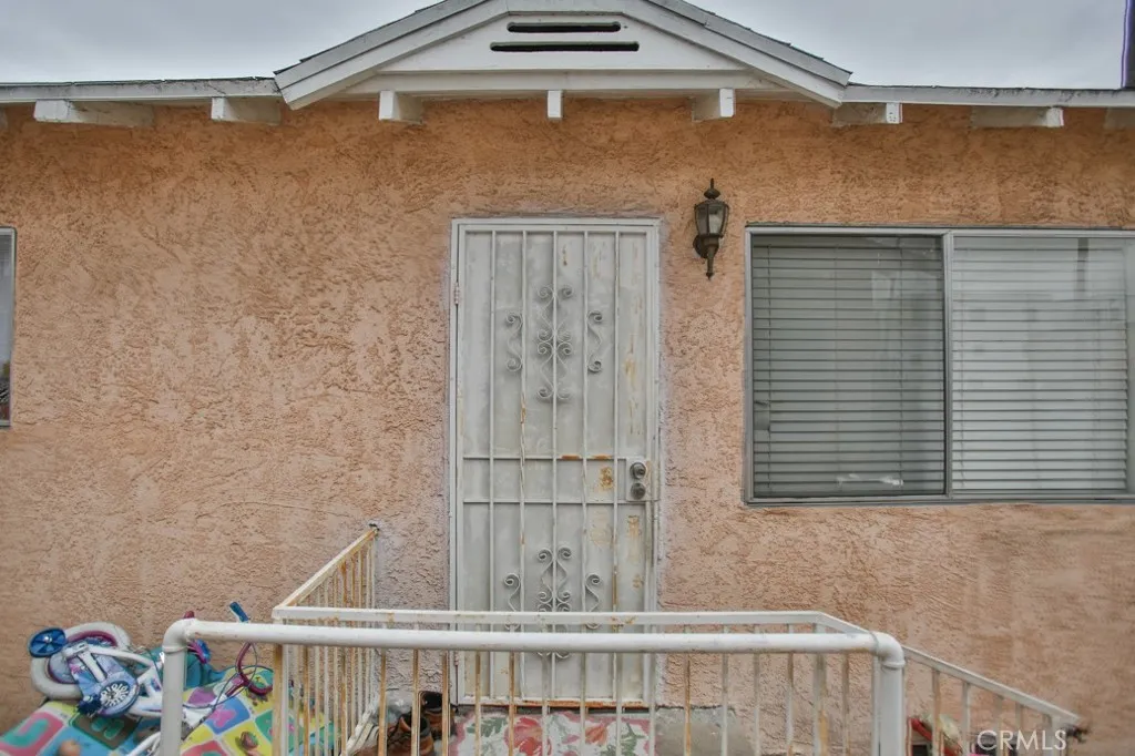 823 W 81st Street, Los Angeles, California 90044 home-pic-21