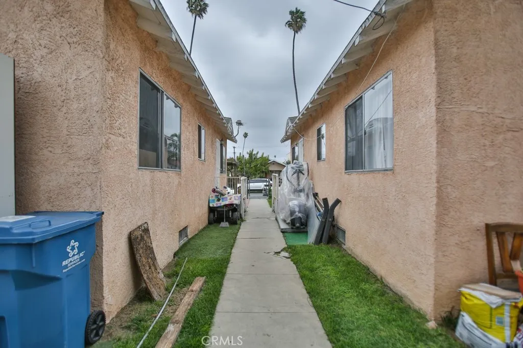 823 W 81st Street, Los Angeles, California 90044 home-pic-18