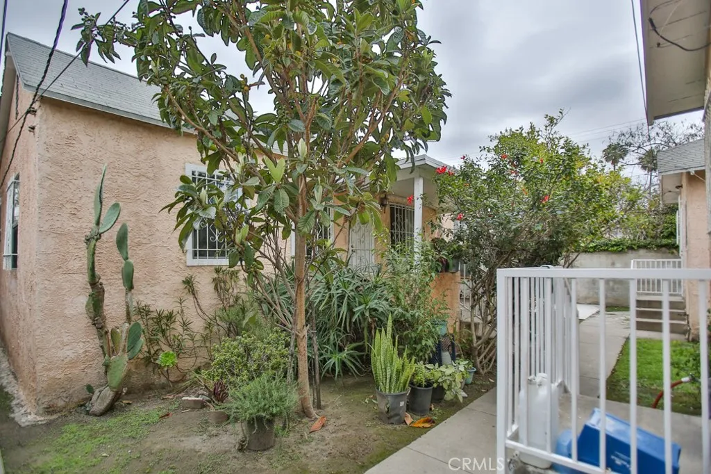 823 W 81st Street, Los Angeles, California 90044 home-pic-13