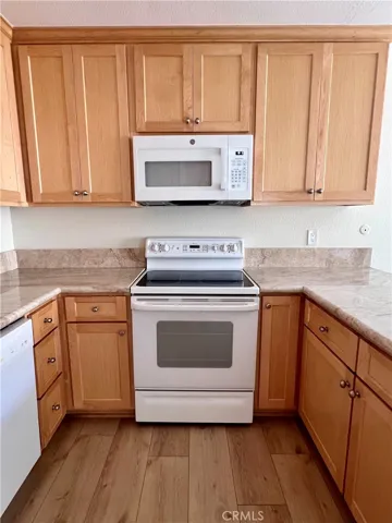 Great use of space for cabinets.