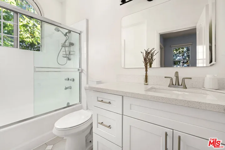 515 Glenwood Road 101, Glendale, California 91202