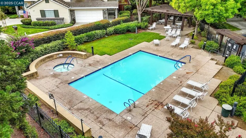 Community Pool/Hot Tub