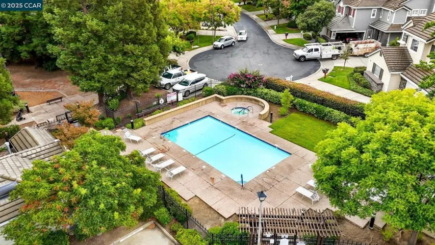 Community Pool/Hot Tub