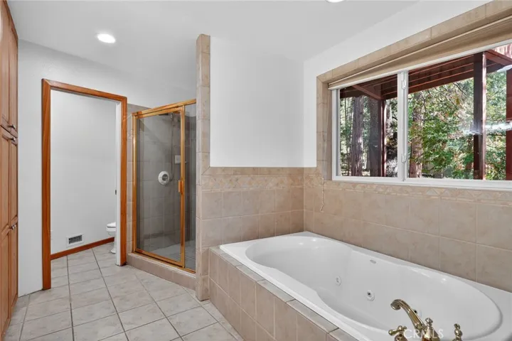 Soaking jet tub and walk in shower with Double shower heads