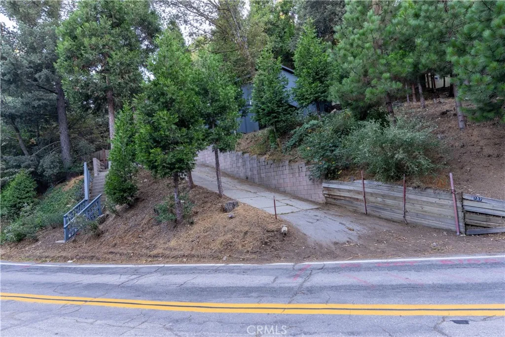 757 N Village Lane N, Crestline, California 92325 home-pic-3