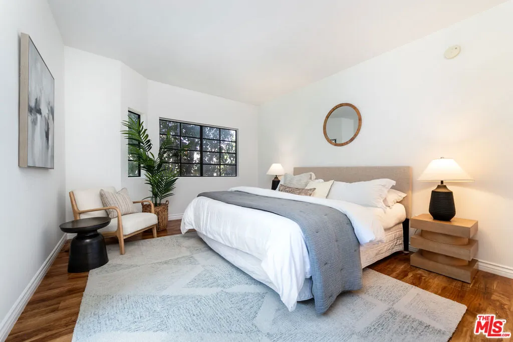 17914 Magnolia Boulevard 204, Encino, California 91316 home-pic-12