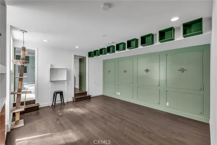 Bedroom (lower floor)