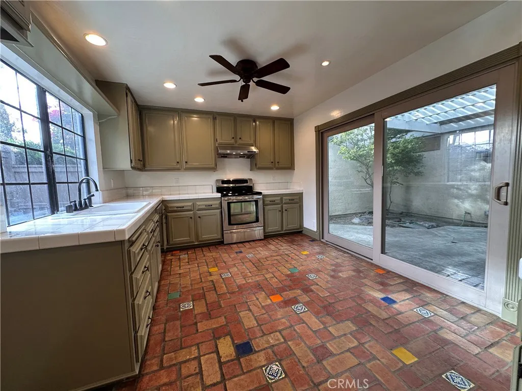 19 Willowgrove, Irvine, California 92604 home-pic-3