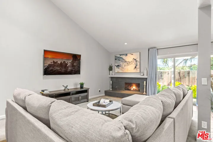 23236 Via Calisero, Valencia, California 91355