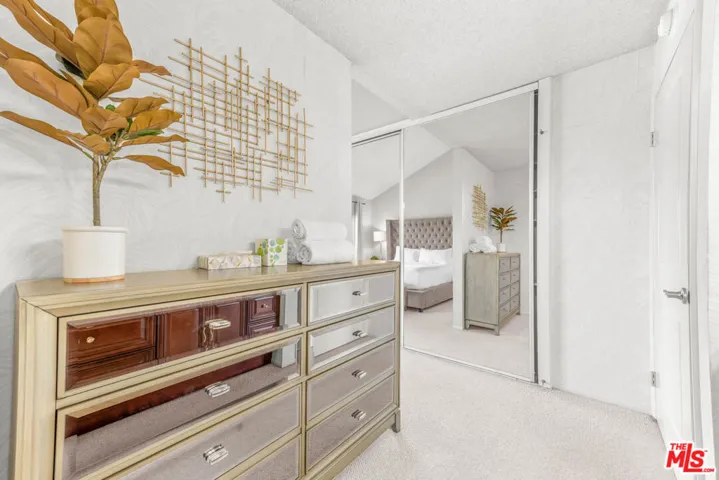 23236 Via Calisero, Valencia, California 91355