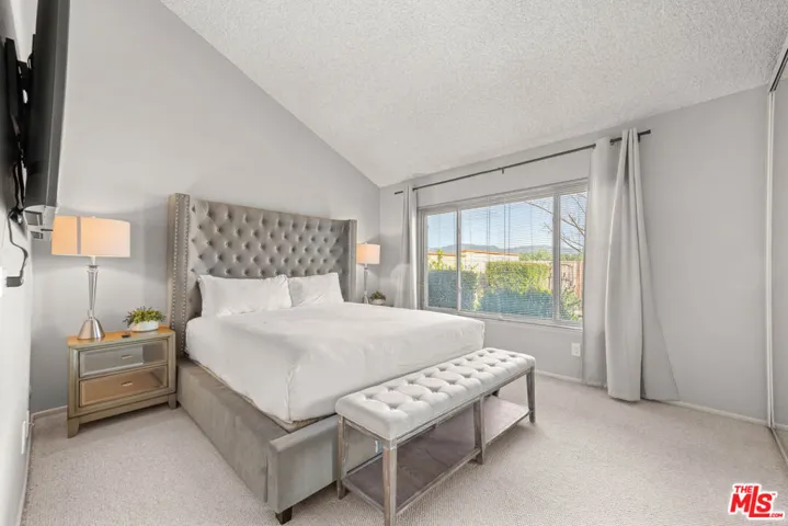 23236 Via Calisero, Valencia, California 91355