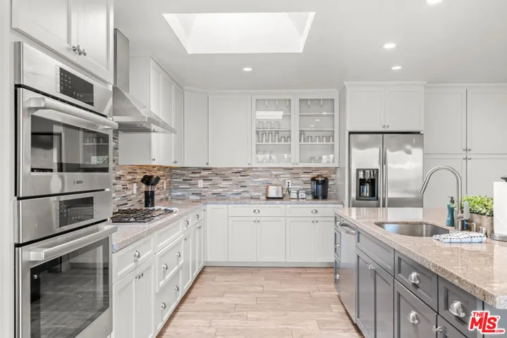 23236 Via Calisero, Valencia, California 91355