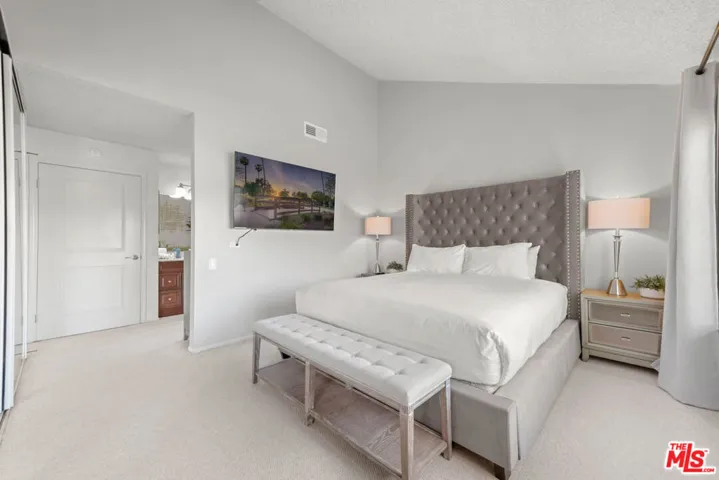 23236 Via Calisero, Valencia, California 91355