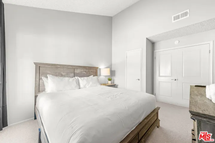 23236 Via Calisero, Valencia, California 91355