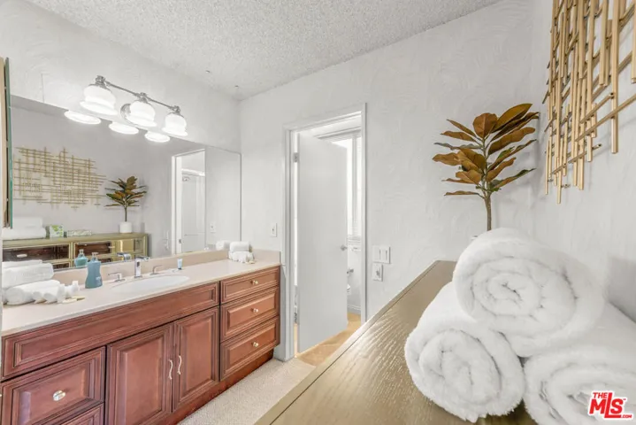 23236 Via Calisero, Valencia, California 91355
