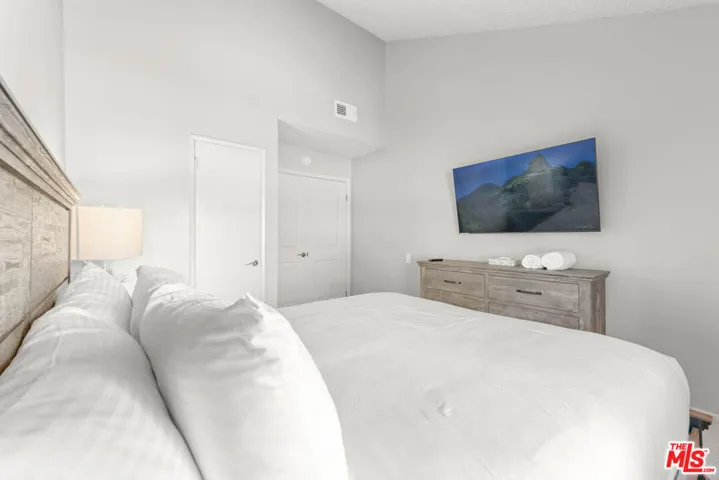 23236 Via Calisero, Valencia, California 91355
