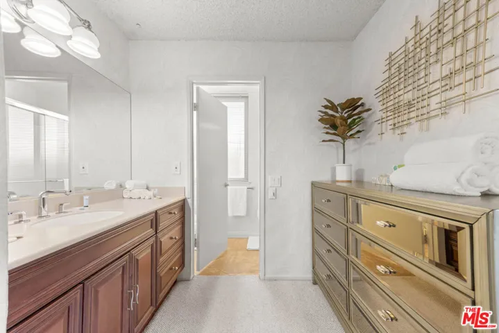 23236 Via Calisero, Valencia, California 91355