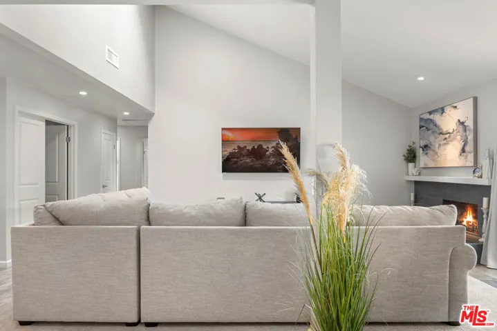 23236 Via Calisero, Valencia, California 91355