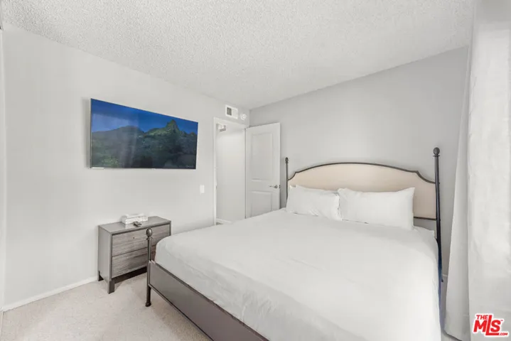 23236 Via Calisero, Valencia, California 91355
