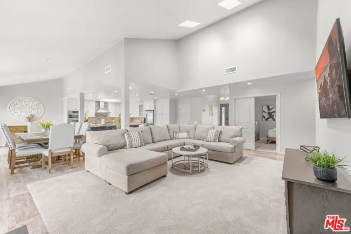 23236 Via Calisero, Valencia, California 91355