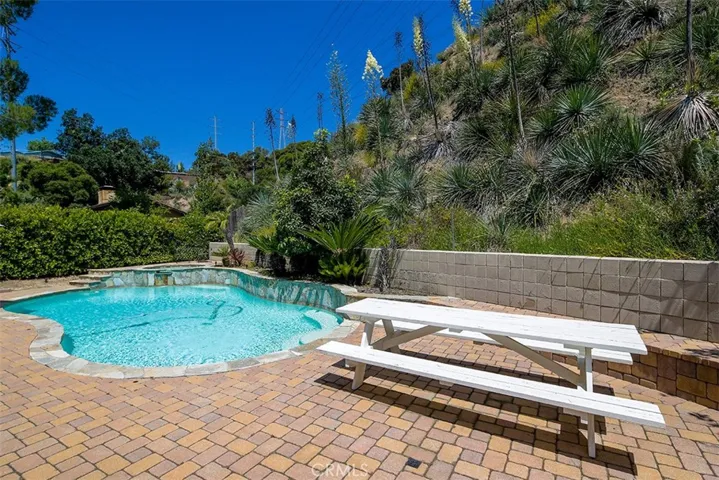 935 Bay Tree, La Canada Flintridge, California 91011