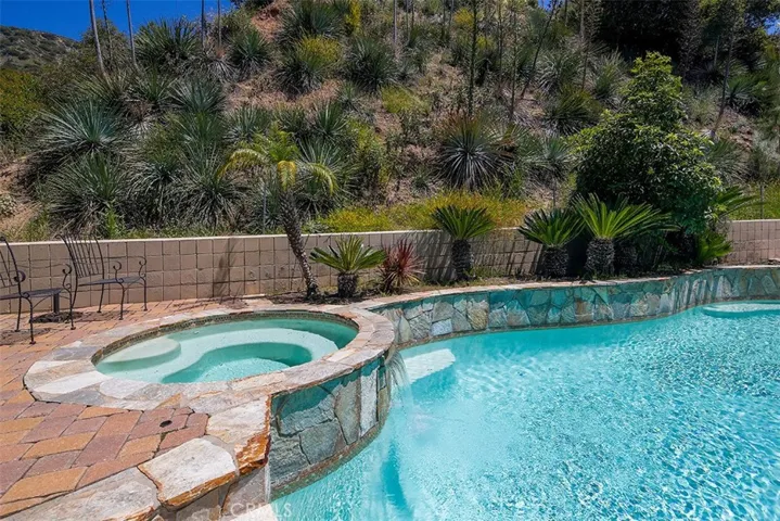 935 Bay Tree, La Canada Flintridge, California 91011
