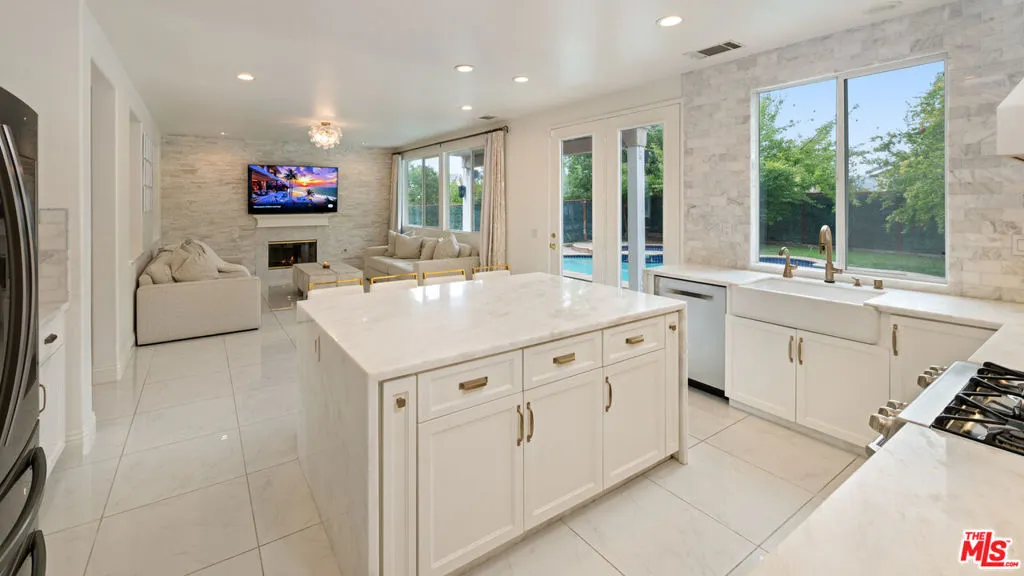 26518 Swan Lane, Canyon Country, California 91387 home-pic-5