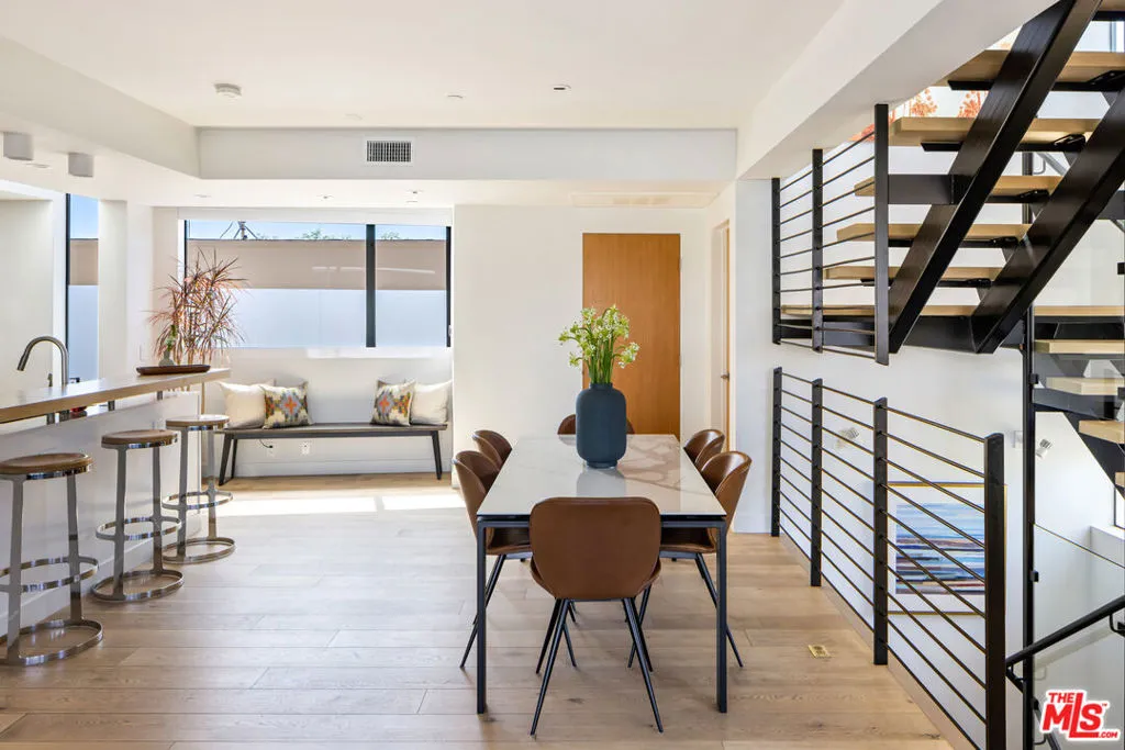 6687 W Daychar Drive, Los Angeles, California 90028 home-pic-5