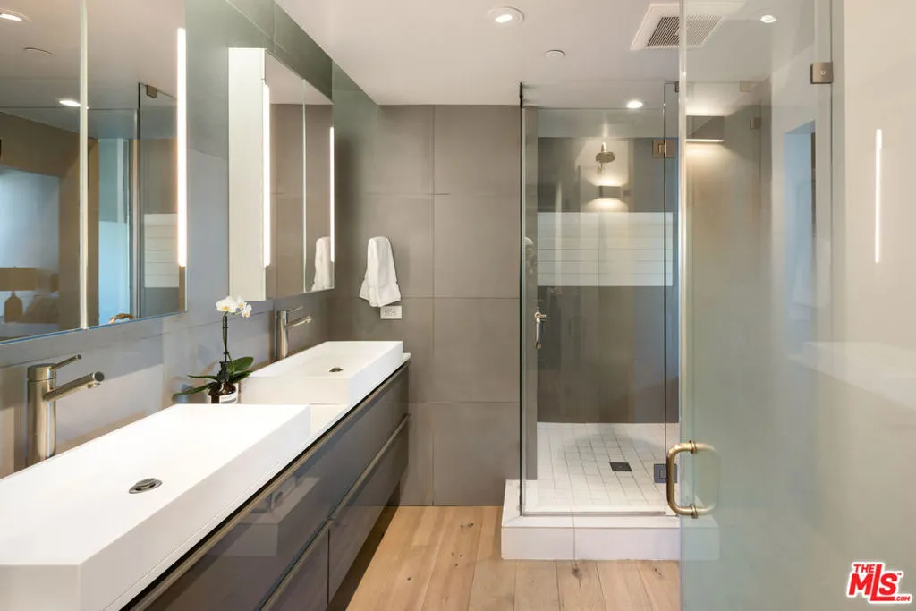 6687 W Daychar Drive, Los Angeles, California 90028 home-pic-13