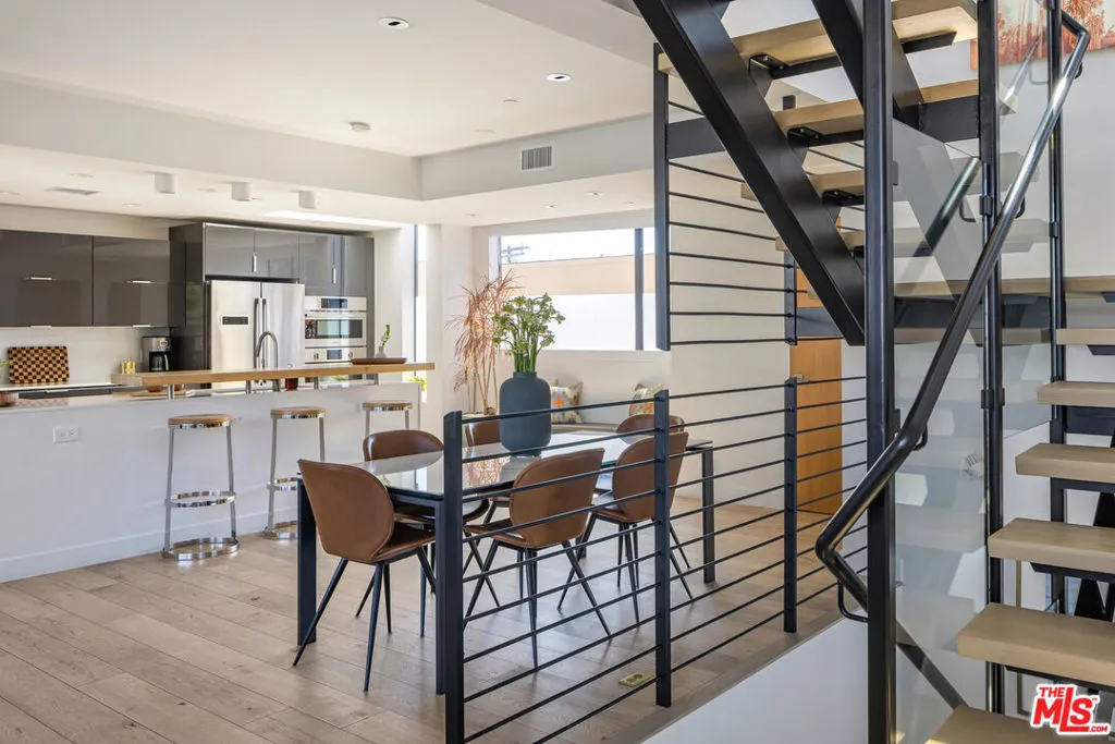 6687 W Daychar Drive, Los Angeles, California 90028 home-pic-6