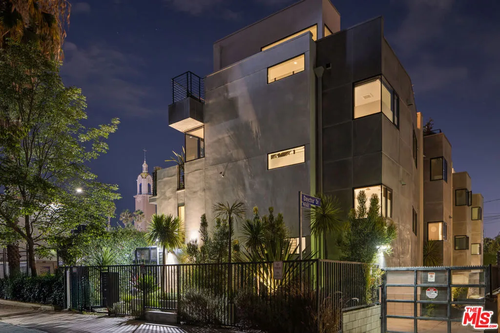 6687 W Daychar Drive, Los Angeles, California 90028 home-pic-26