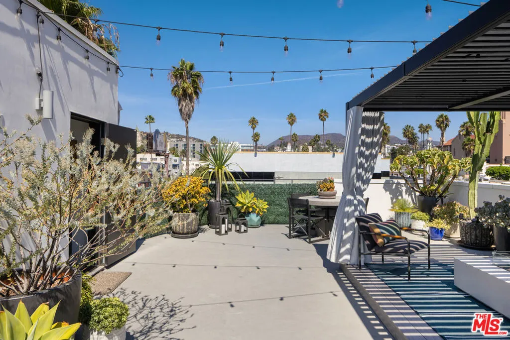 6687 W Daychar Drive, Los Angeles, California 90028 home-pic-20