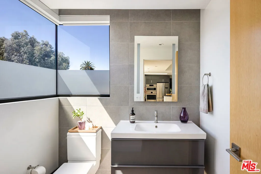 6687 W Daychar Drive, Los Angeles, California 90028 home-pic-10