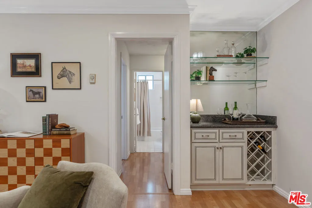 837 N West Knoll Drive 109, West Hollywood, California 90069 home-pic-16