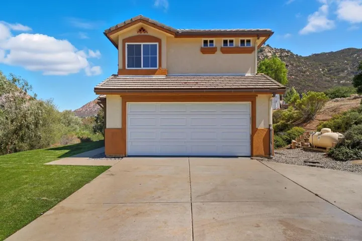 860 Renfro Way, El Cajon, California 92019