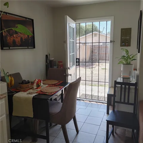 4017-1/2 entry dining area