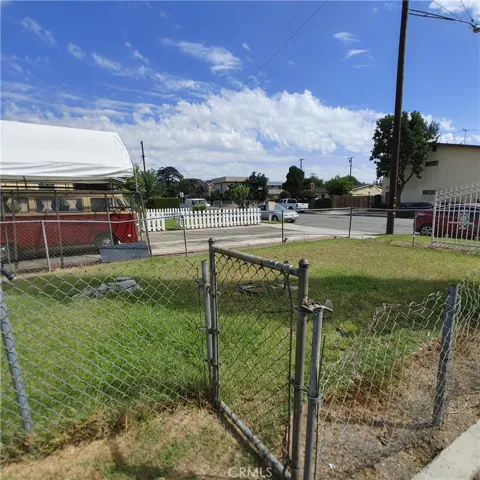 4017 fenced front yard