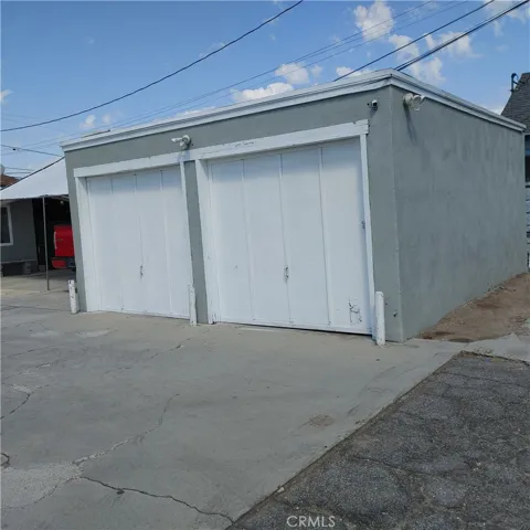 2 car enclosed garage