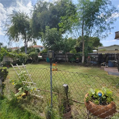 4013 front fenced yard